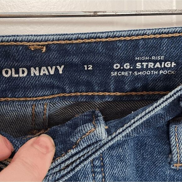 Old Navy High Rise Button Fly OG Straight Jean Shorts in Suki Wash size 12 - Picture 5 of 7